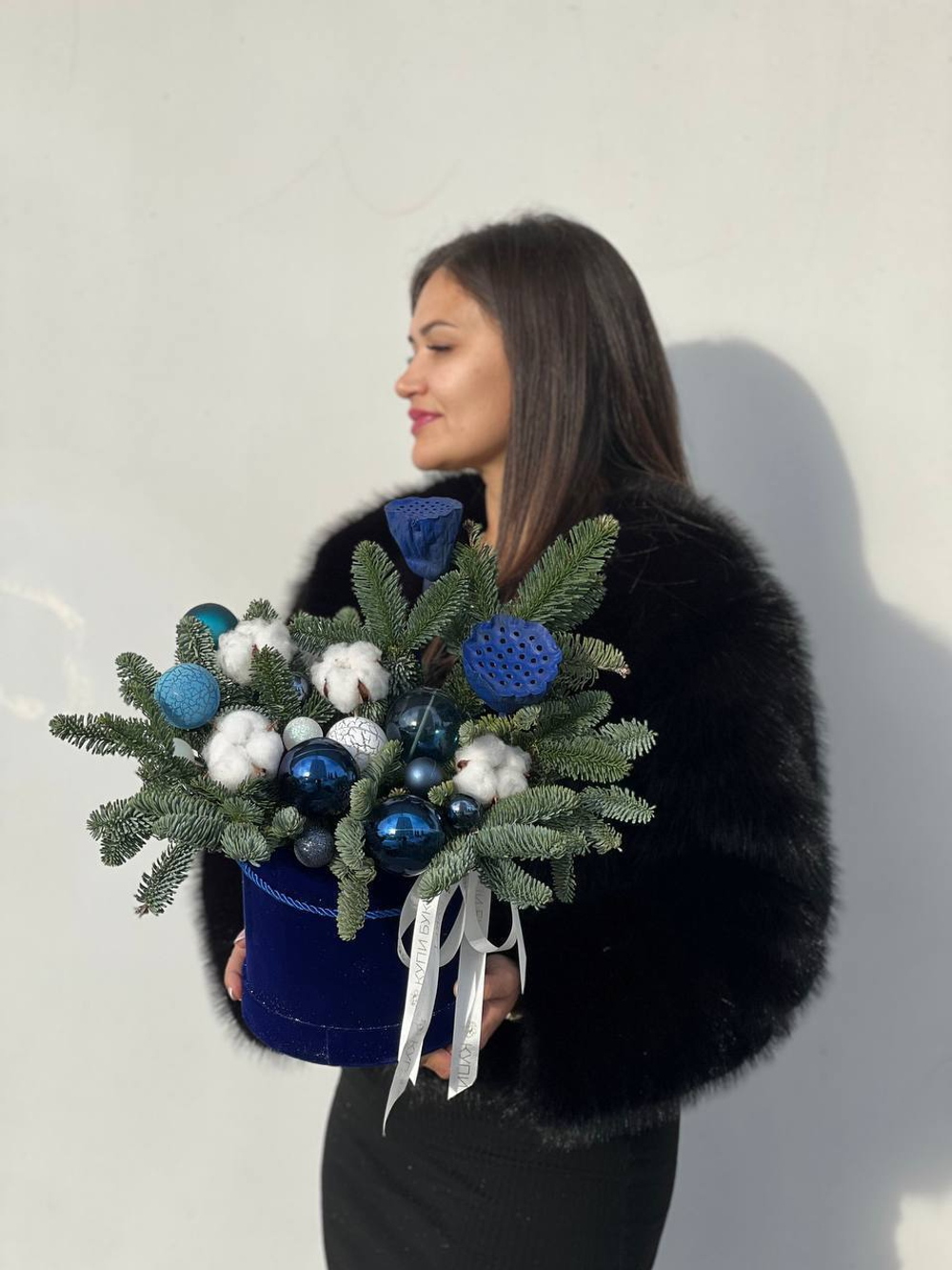 Новогодняя композиция из нобилиса в синих тонах