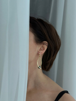 Серьги большие треугольники с темной радужной жемчужиной, оттенок золото