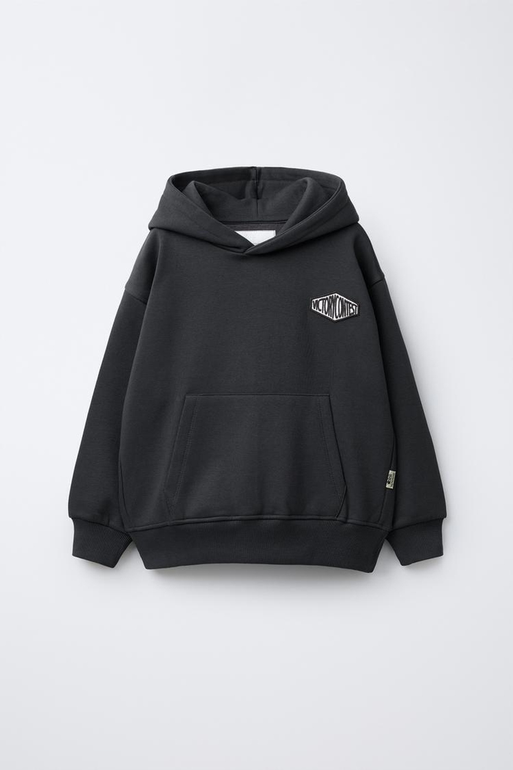 ZARA КОМПЛЕКТ ИЗ ТОЛСТОВКИ И БРЮК-ДЖОГГЕРОВ С НАШИВКОЙ, АНТРАЦИТОВО-СЕРЫЙ