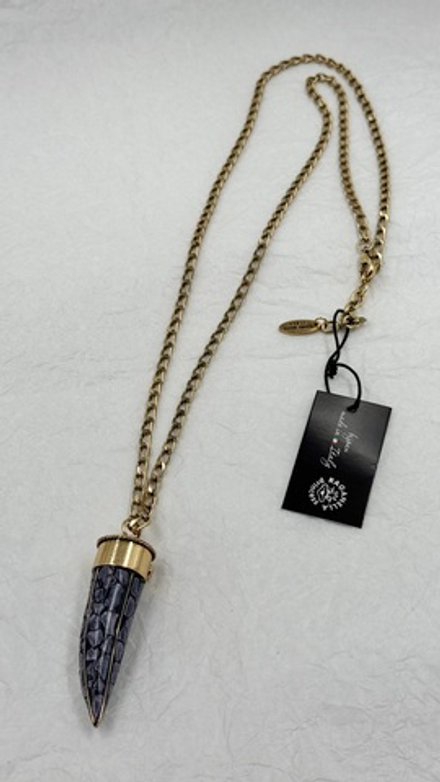 Кулон клык с прессованным аметистом на длинной золотой цепочке