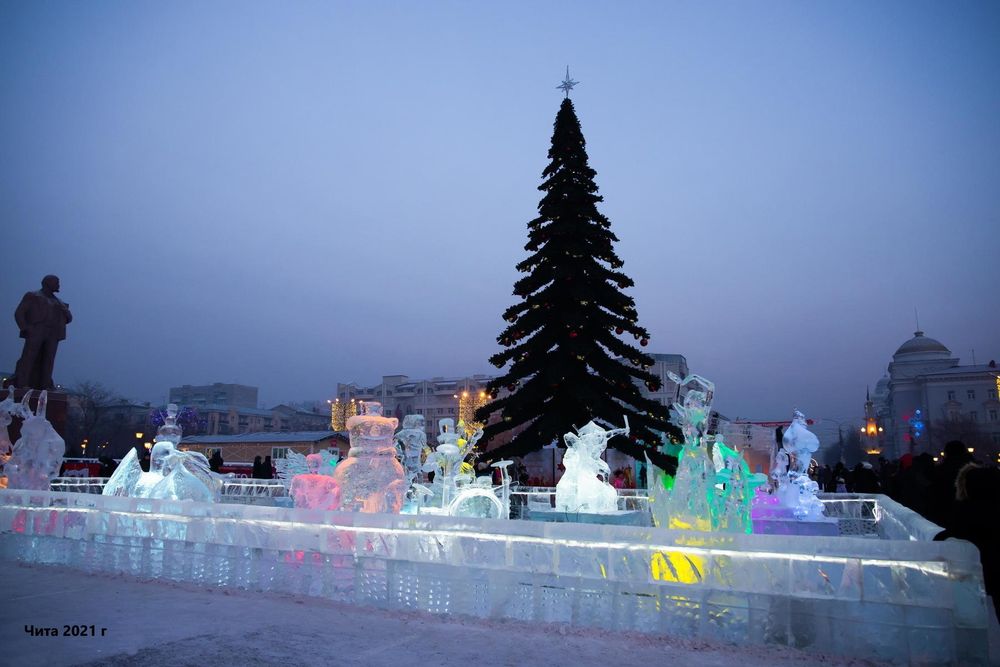 Светодинамическая елка ствольная - встроенная гирлянда: Теплый свет - "Таежная" от 11 до 21 м