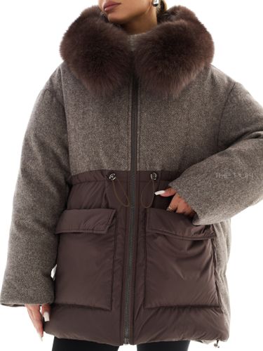 Комбинированный пуховик шоколадного цвета с мехом песца