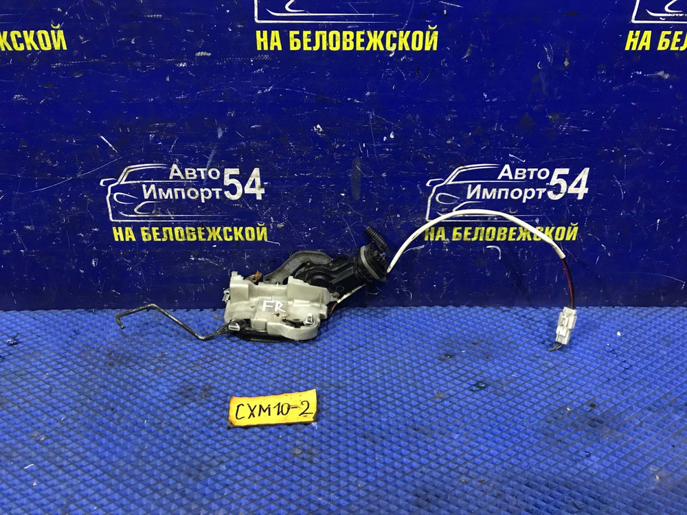 Замок двери передней правой TOYOTA IPSUM 1997