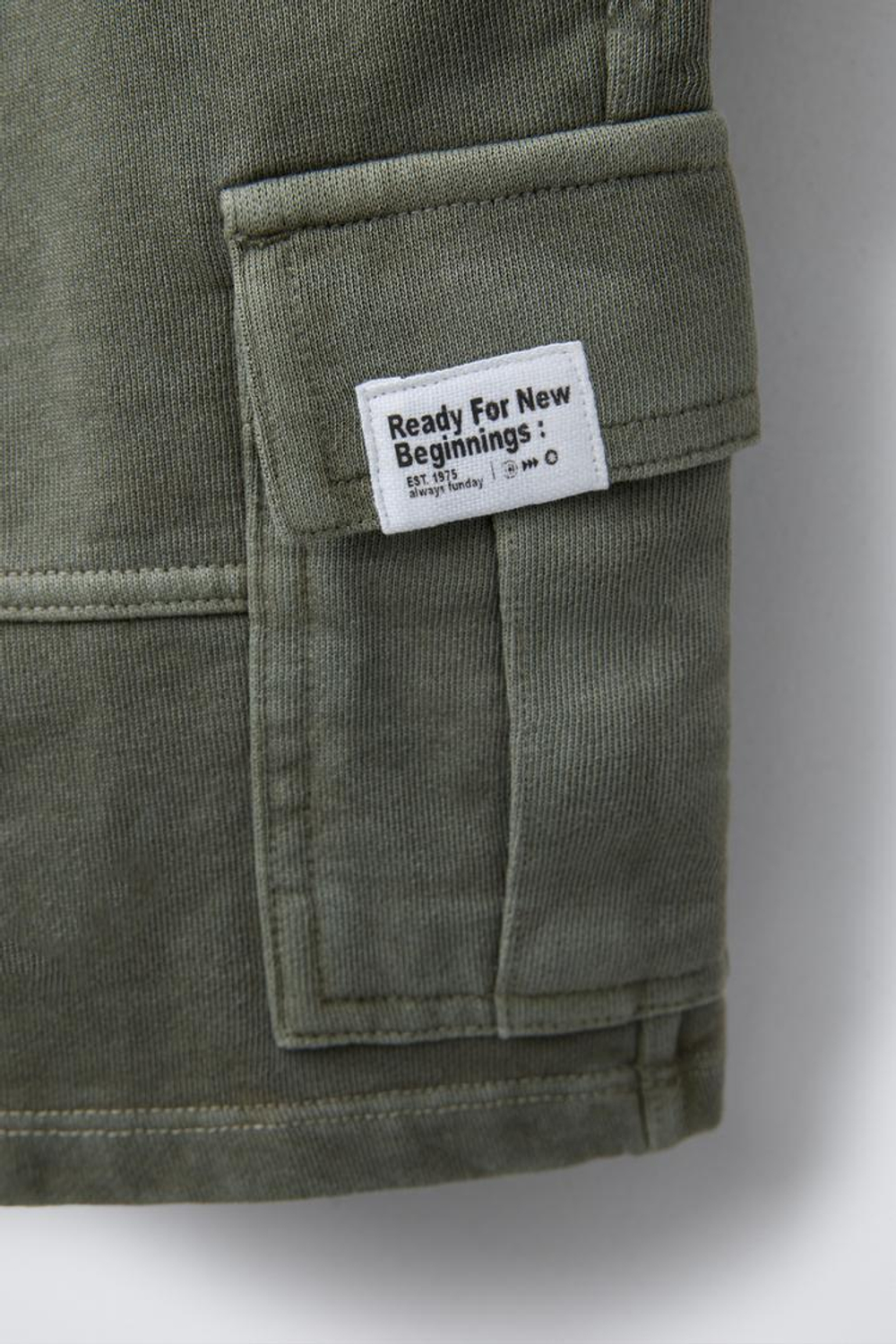 ZARA ШОРТЫ-БЕРМУДЫ КАРГО С ПРИНТОМ И НАШИВКОЙ, ЛИНЯЛЫЙ ЗЕЛЕНЫЙ