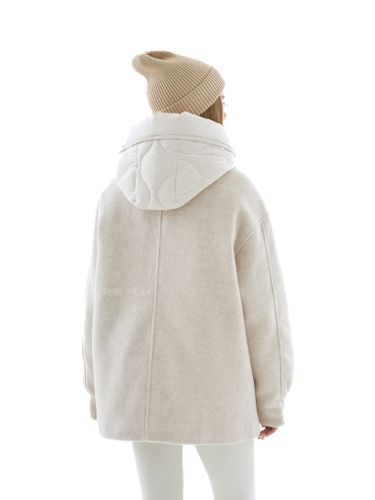 Бежевое двубортное пальто с манишкой