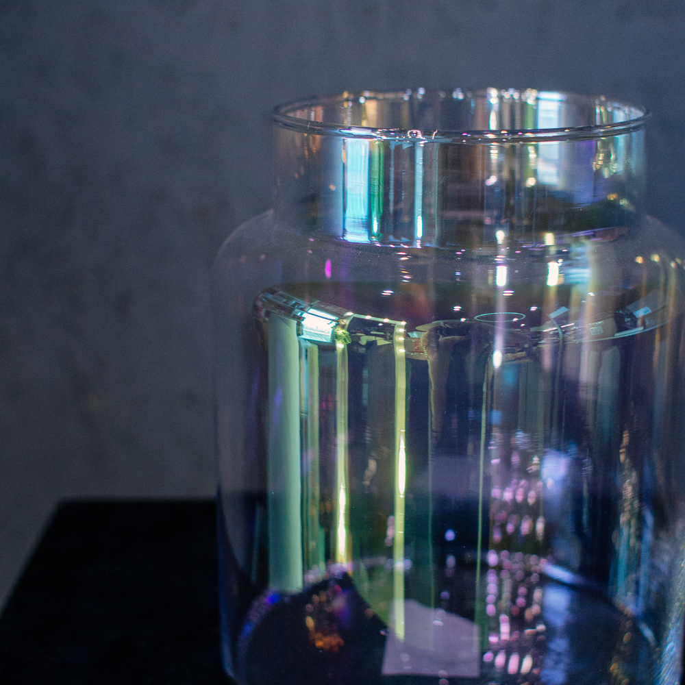 6. Широкая прозрачная ваза с бензиновым блеском