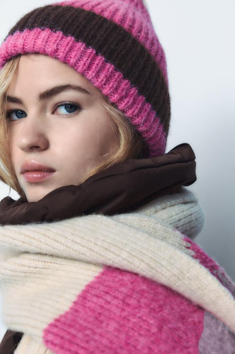 ZARA ШАПКА БИНИ В РУБЧИК, ЭКРЮ