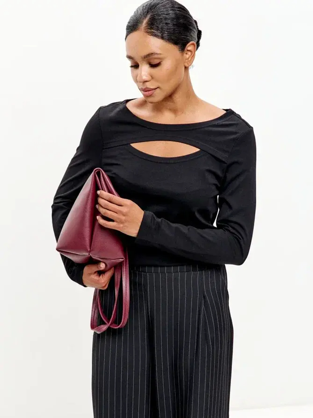 лонгслив дизайнерский с вырезом на груди черный