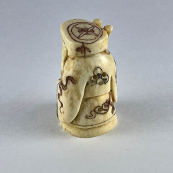 Статуэтка нэцкэ Рыбак корзиной рыбы и посохом