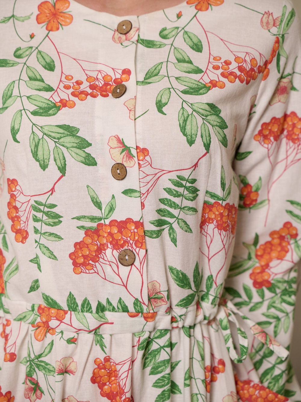 Платье белое с кружевом