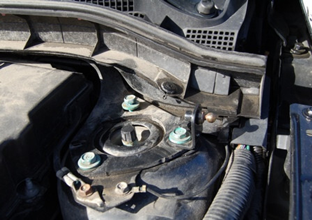 Амортизатор (упор) капота на Mazda 3 08-03(с 2009 по 2013 г.в.)Autoinnovation