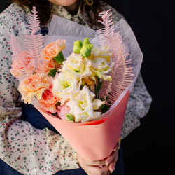 13. Романтичный персиковый букет с эустомой