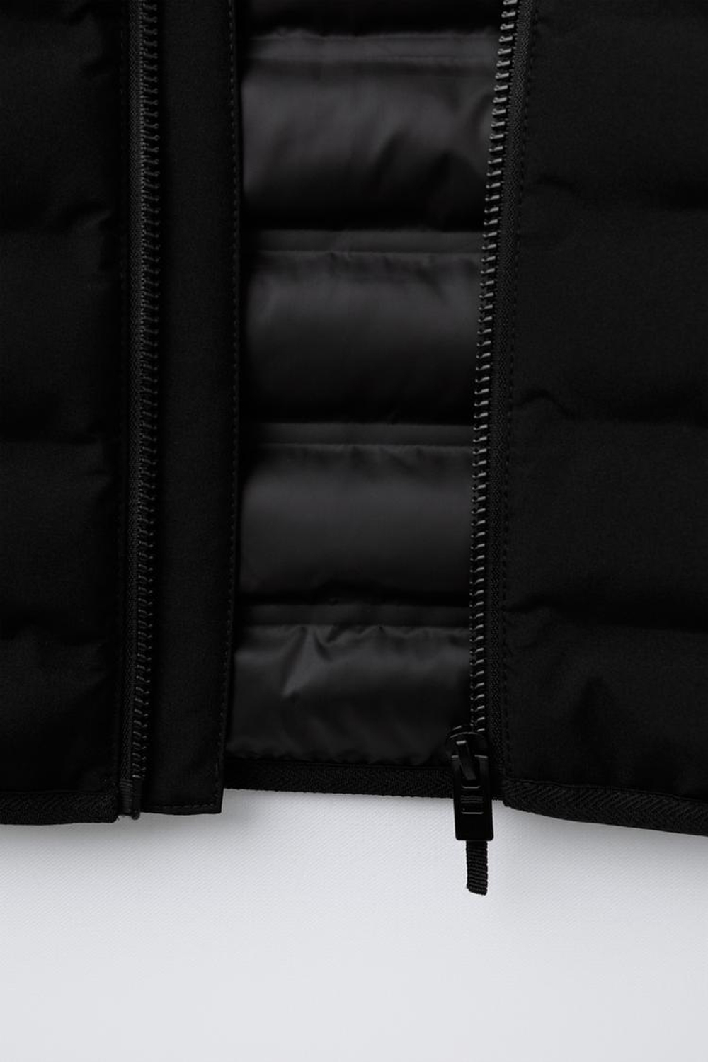 ZARA СТЕГАНАЯ КУРТКА С НЕОПРЕНОВЫМИ РУКАВАМИ, ЧЕРНЫЙ