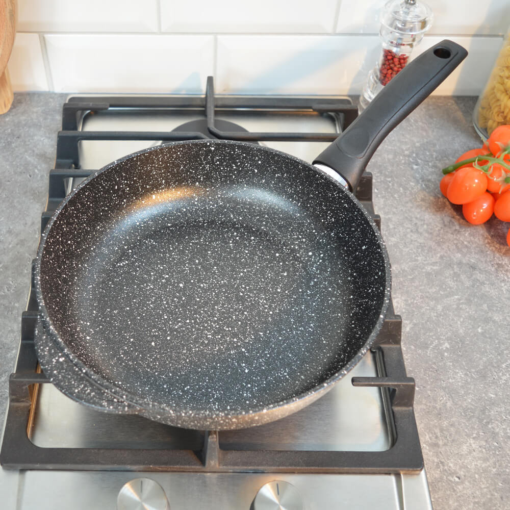 Сковорода 24см "ScovO Литая" б/кр