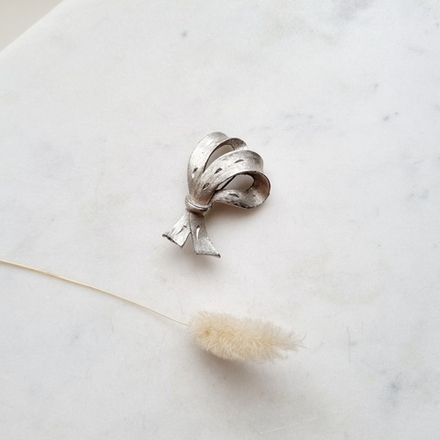 Брошь лента