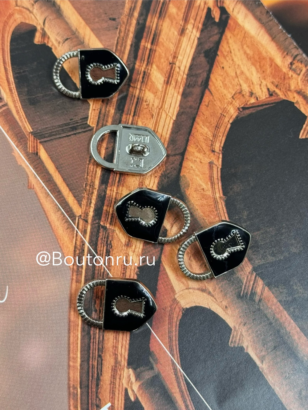 Пуговицы замочек серебристые с черной эмалью Скиапар.