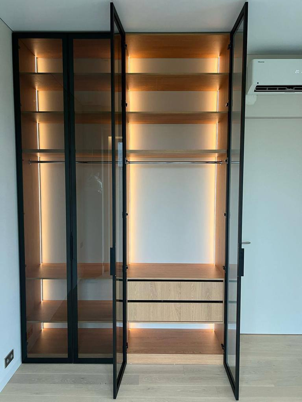 Индивидуальная гардеробная с подсветкой и стеклянными дверями – идеальное решение