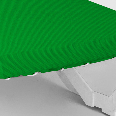 Шезлонг пластиковый с подстаканниками и гипоаллергенной тканью "МАЙАМИ". Цвет: Белый с зелёной тканью.