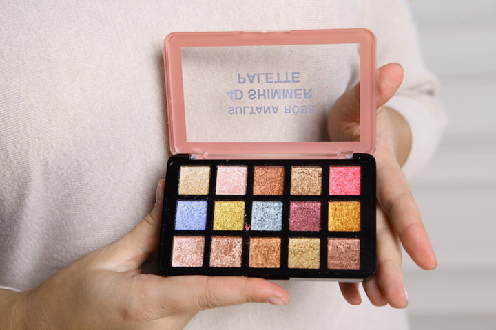 Тени для век с шиммером Sultana Rose 4D тон 01, 15 цветов,15 г