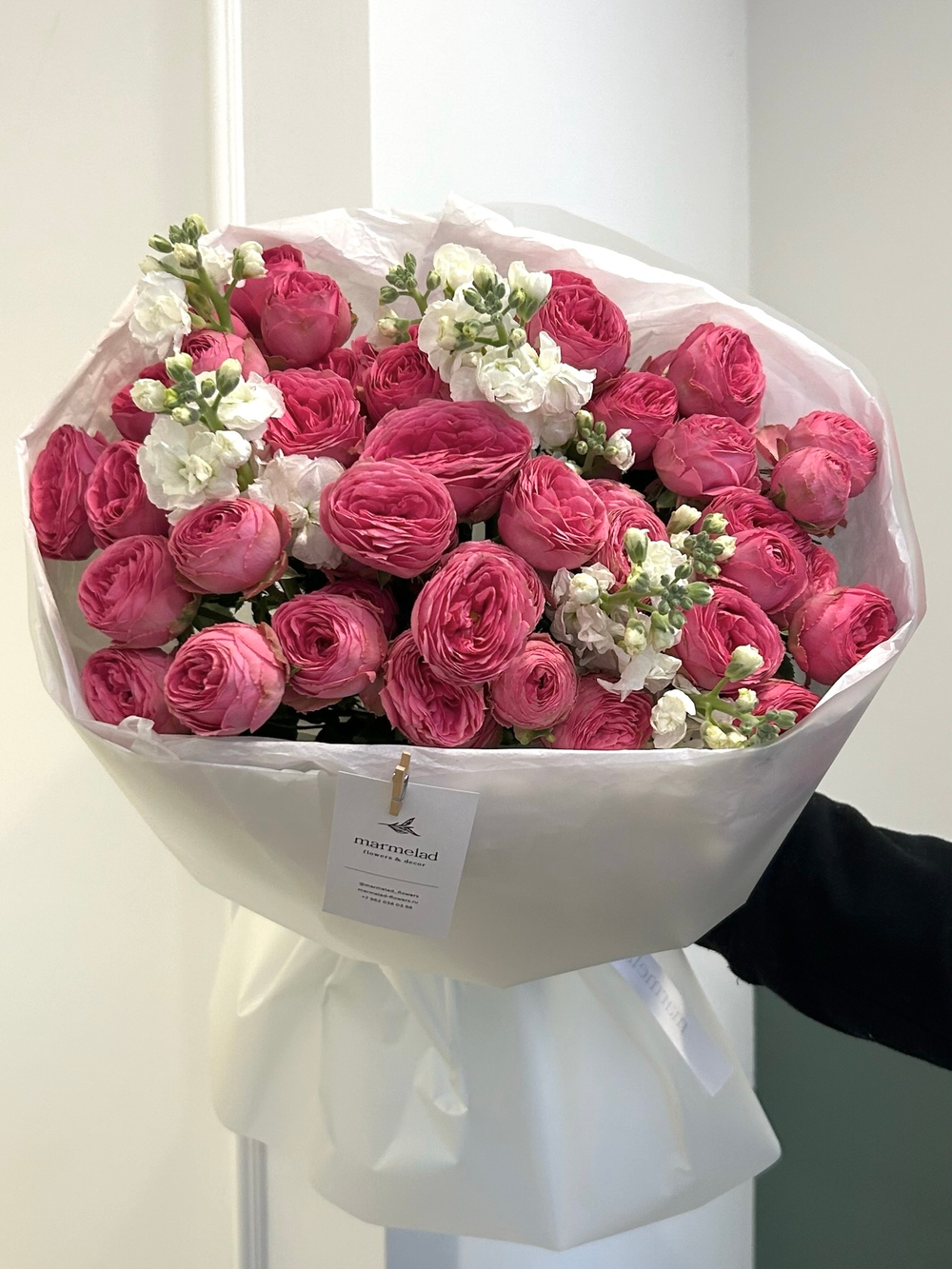 Букет из ярких кустовых пионовидных роз и маттиолы