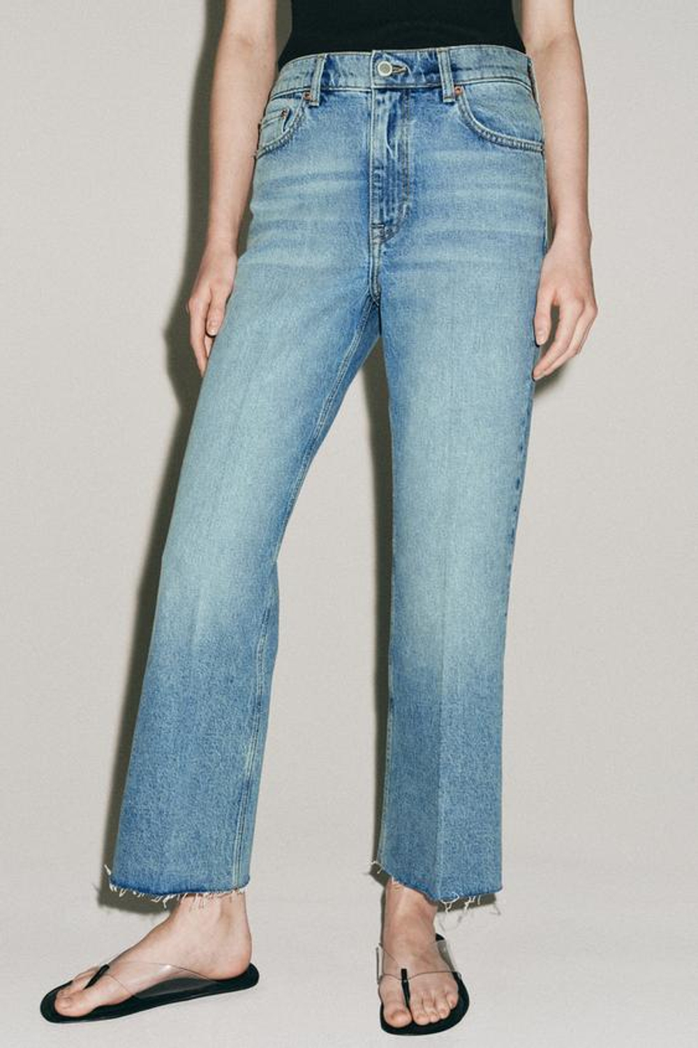 ZARA УКОРОЧЕННЫЕ ДЖИНСЫ-КЛЕШ СО СРЕДНЕЙ ПОСАДКОЙ — ZW COLLECTION, ЛИНЯЛЫЙ СИНИЙ