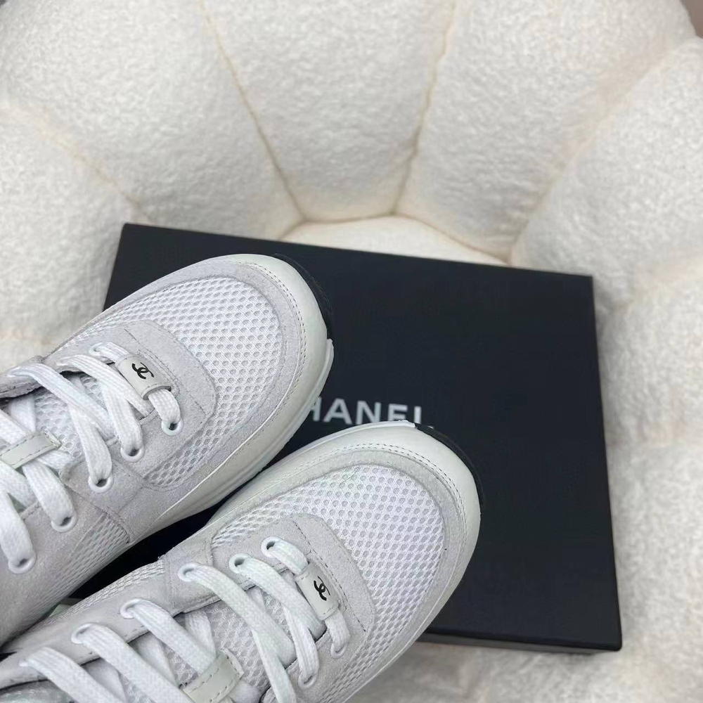 Женские кроссовки Chanel серого цвета с логотипом