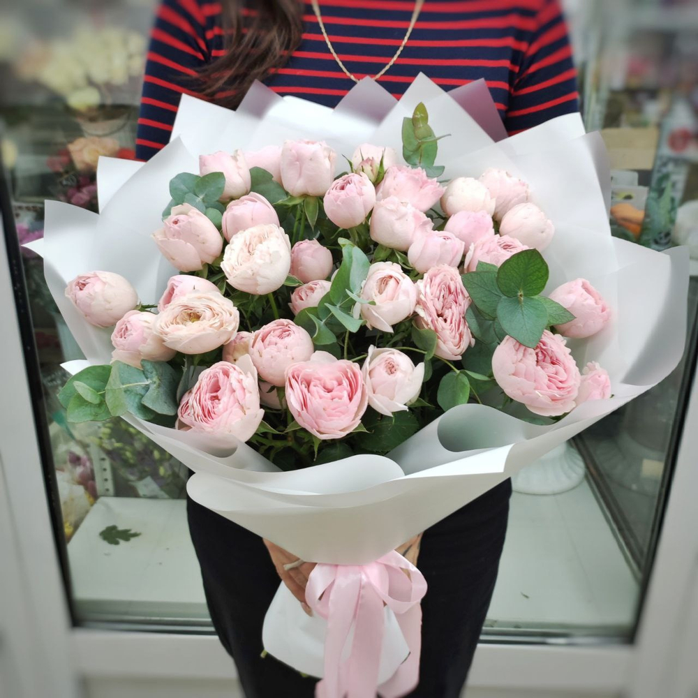 Букет из 9 кустовых пионовидных роз "Mansfield Park" с веточками эвкалипта