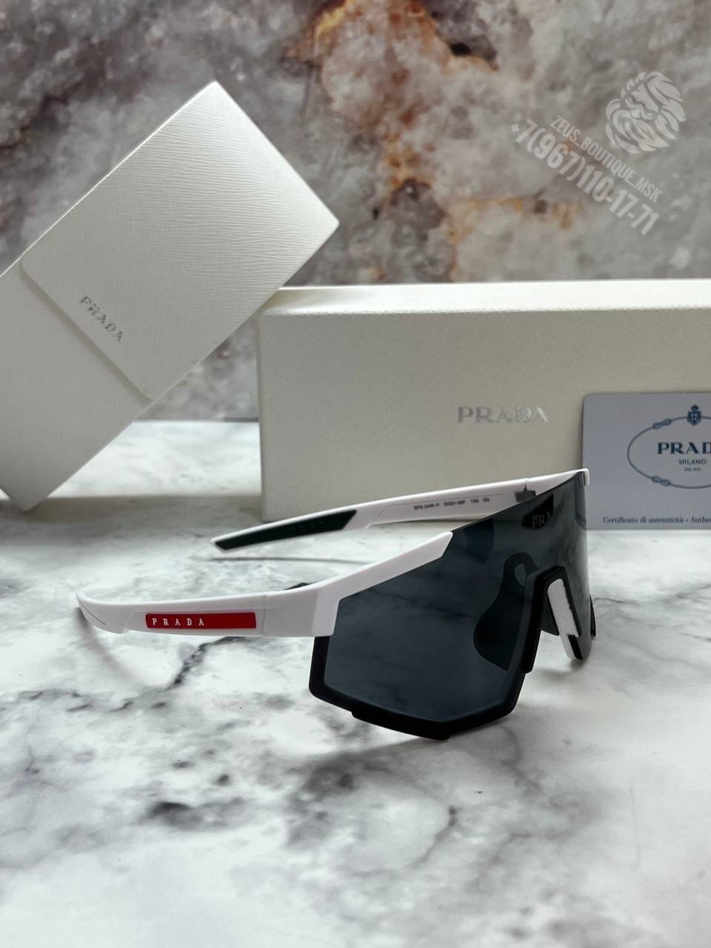 Солнечные очки Prada