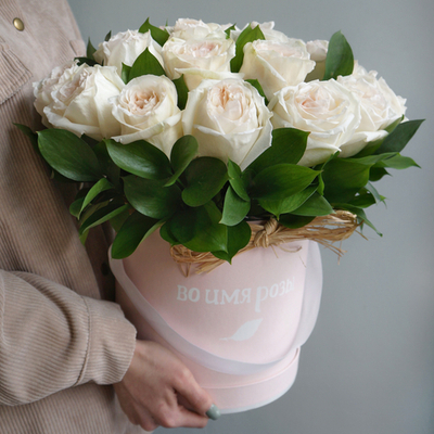 35. White O’hara в большой шляпной коробке