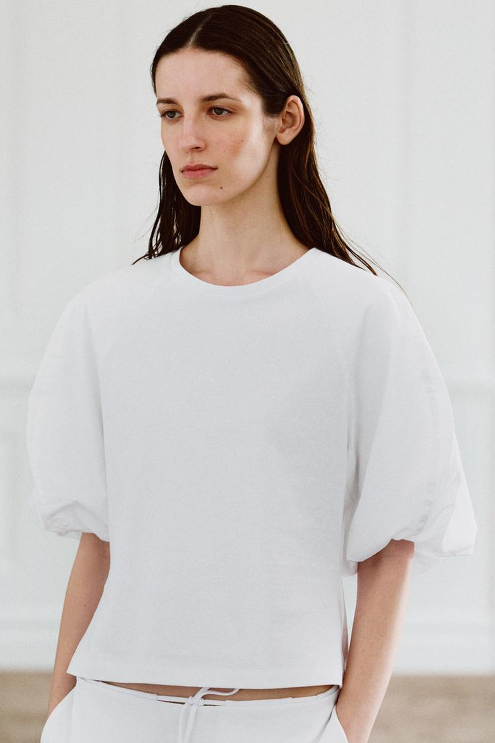 ZARA КОМБИНИРОВАННАЯ ФУТБОЛКА С ОБЪЕМНЫМИ РУКАВАМИ, БЕЛЫЙ