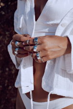 Кольцо «Мозаик» с овальным лунным радужным камнем и сердечком белый циркон