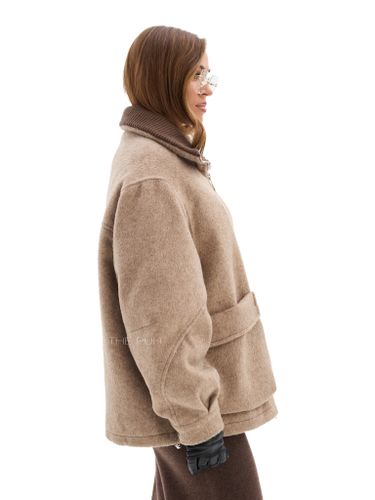 Бежевая куртка с накладными карманами