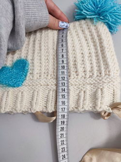 Шапка с помпонами