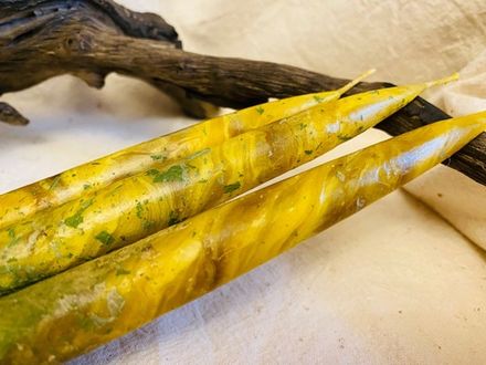 Свечи из трёх видов пчелиного воска, катанные вручную с добавлением крапивы.