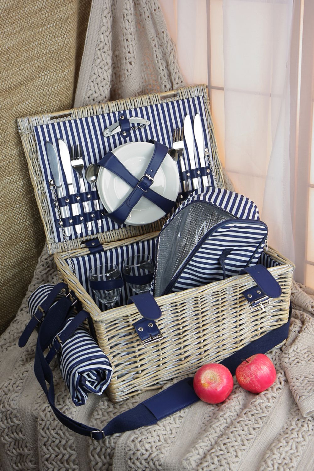 HOLYDAY BASKET Набор для пикника с термосумкой и пледом на 4 персоны