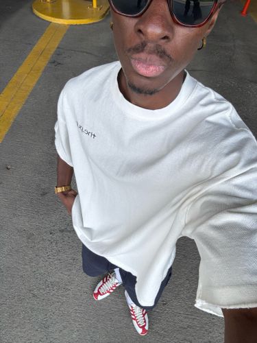 Белая футболка с необработанными краями и лого