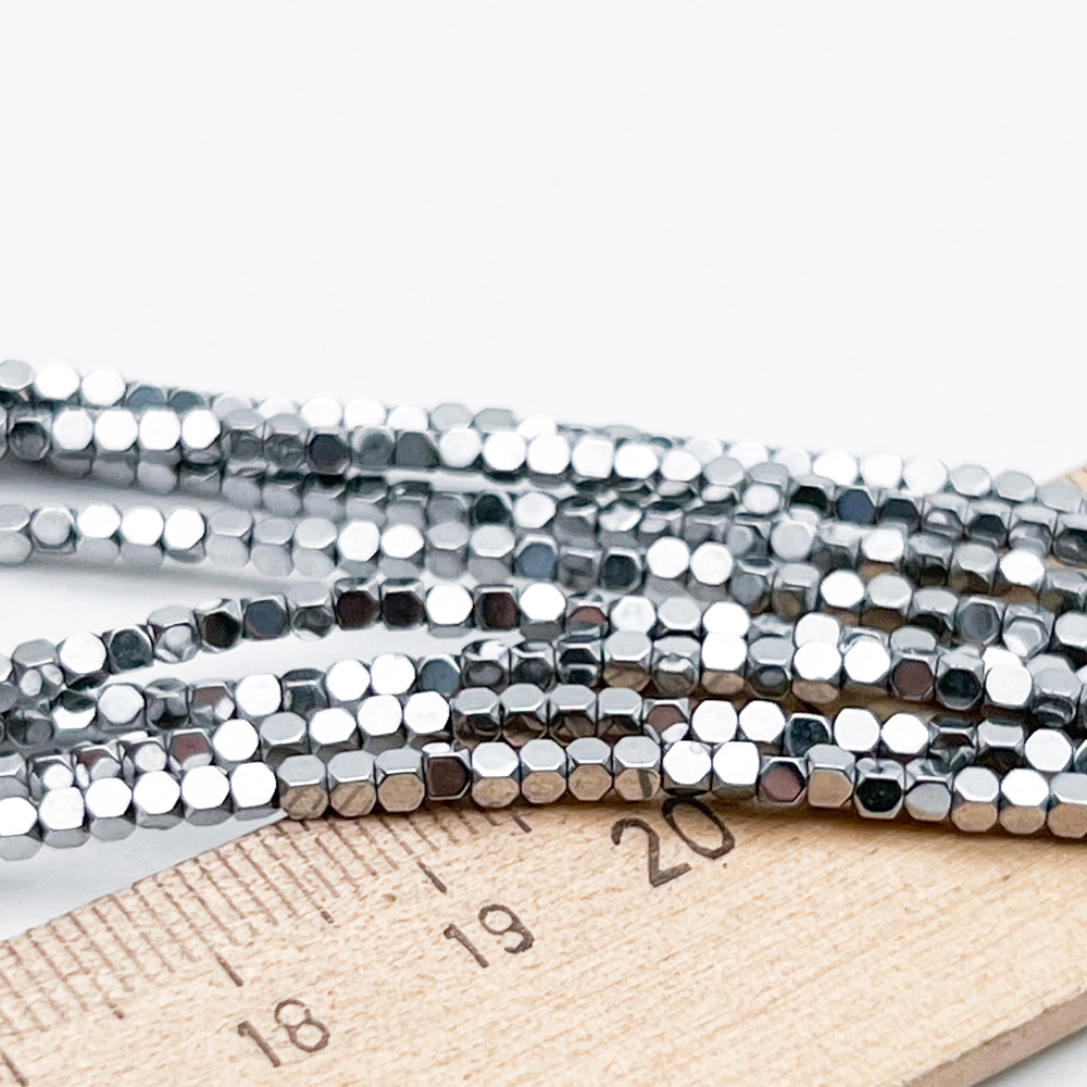 Гематит Многогранник бусины (имитация), цвет серебристый, размер около 2 мм, цена за отрезок 19 см (1/2 нити)