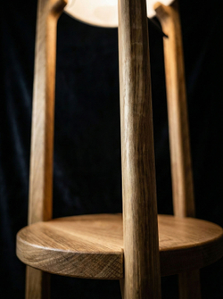 Фактура массива дуба и детали торшера Esta крупным планом