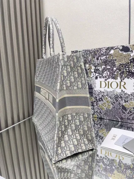 Сумка Dior Book Tote, светло-серый