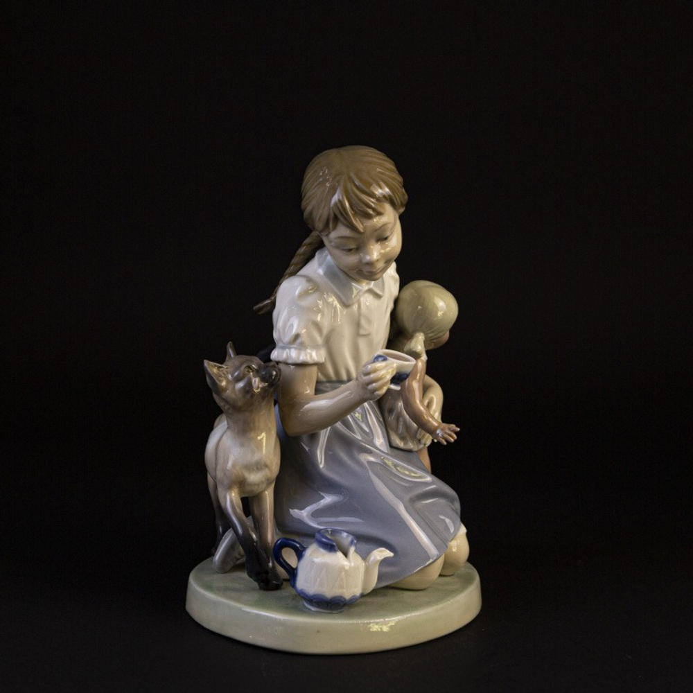 Фарфоровая мануфактура Lladro «Девочка с кошкой и куклой»