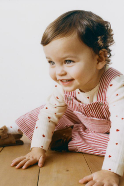 ZARA КОМПЛЕКТ ИЗ БОДИ И ЛЕГИНСОВ С СЕРДЕЧКАМИ, ЭКРЮ