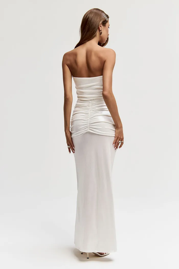 Платье вечернее с драпировкой белого цвета