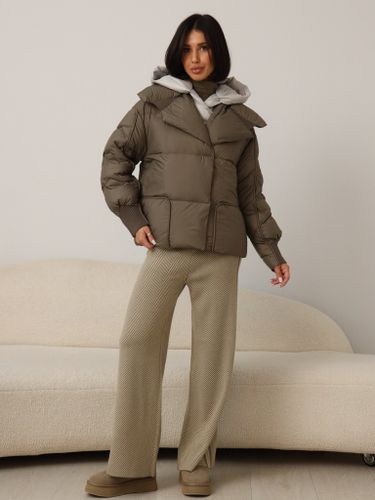 Укороченный пуховик цвета капучино с серым объемным капюшоном