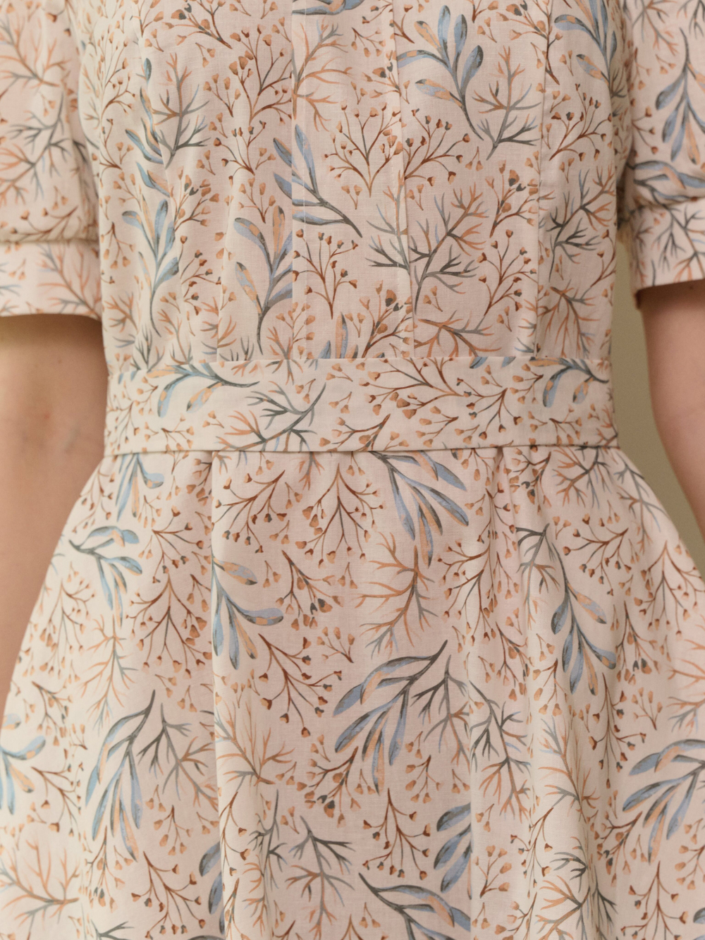 Платье с отложным воротником