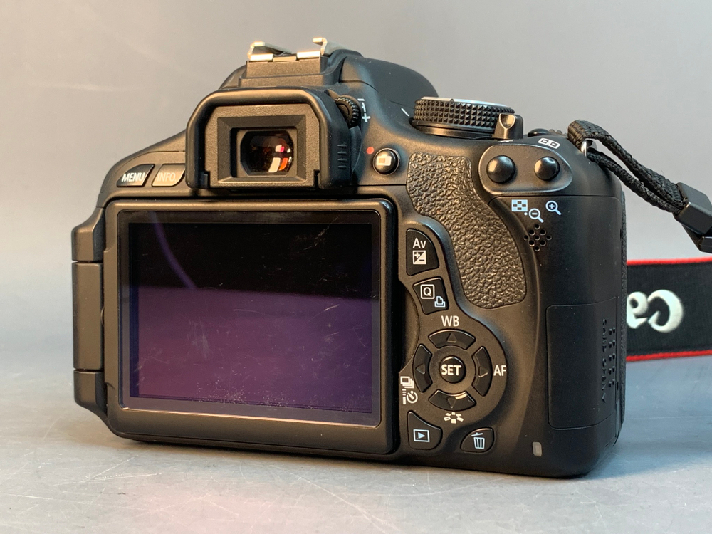 Canon 600D kit 18-55mm IS II 15128 Кадров