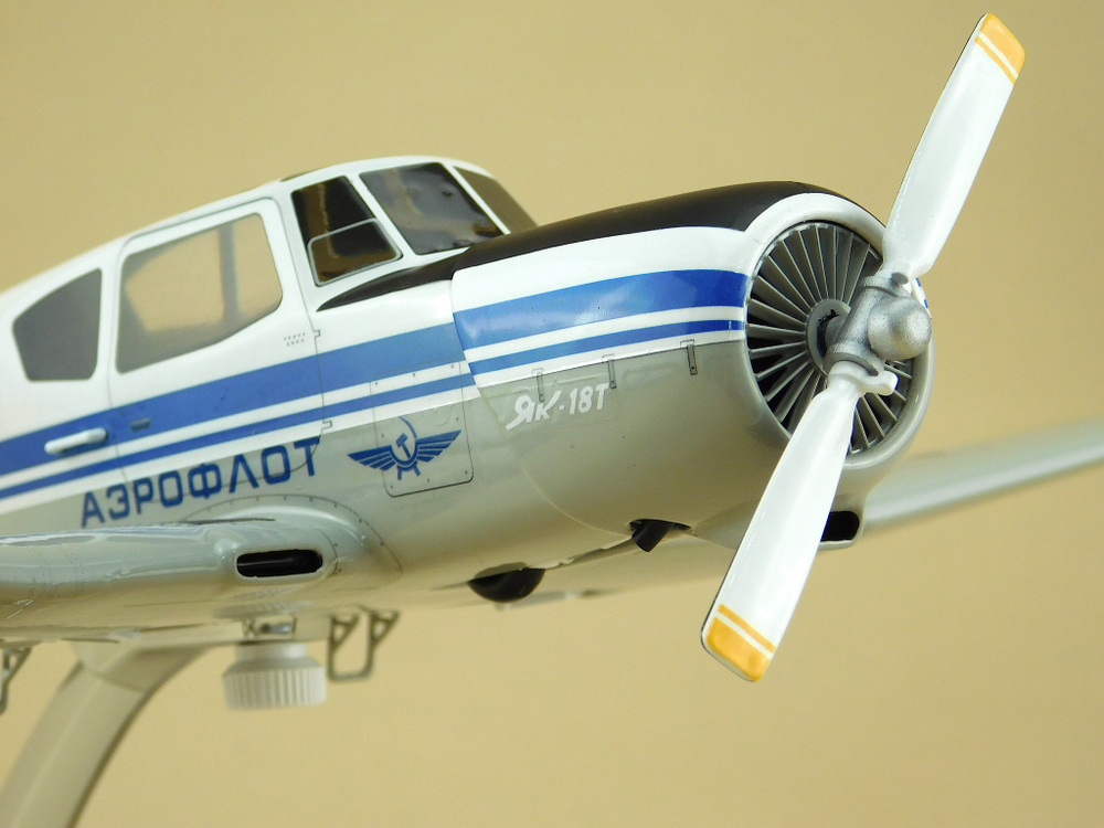 Модель самолета Як-18т (М1:30, Аэрофлот СССР-81399)