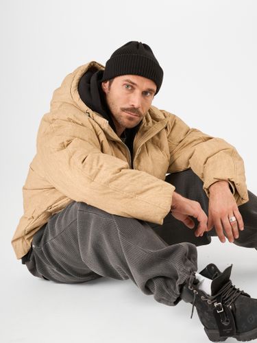 Бежевый объемный пуховик QWE