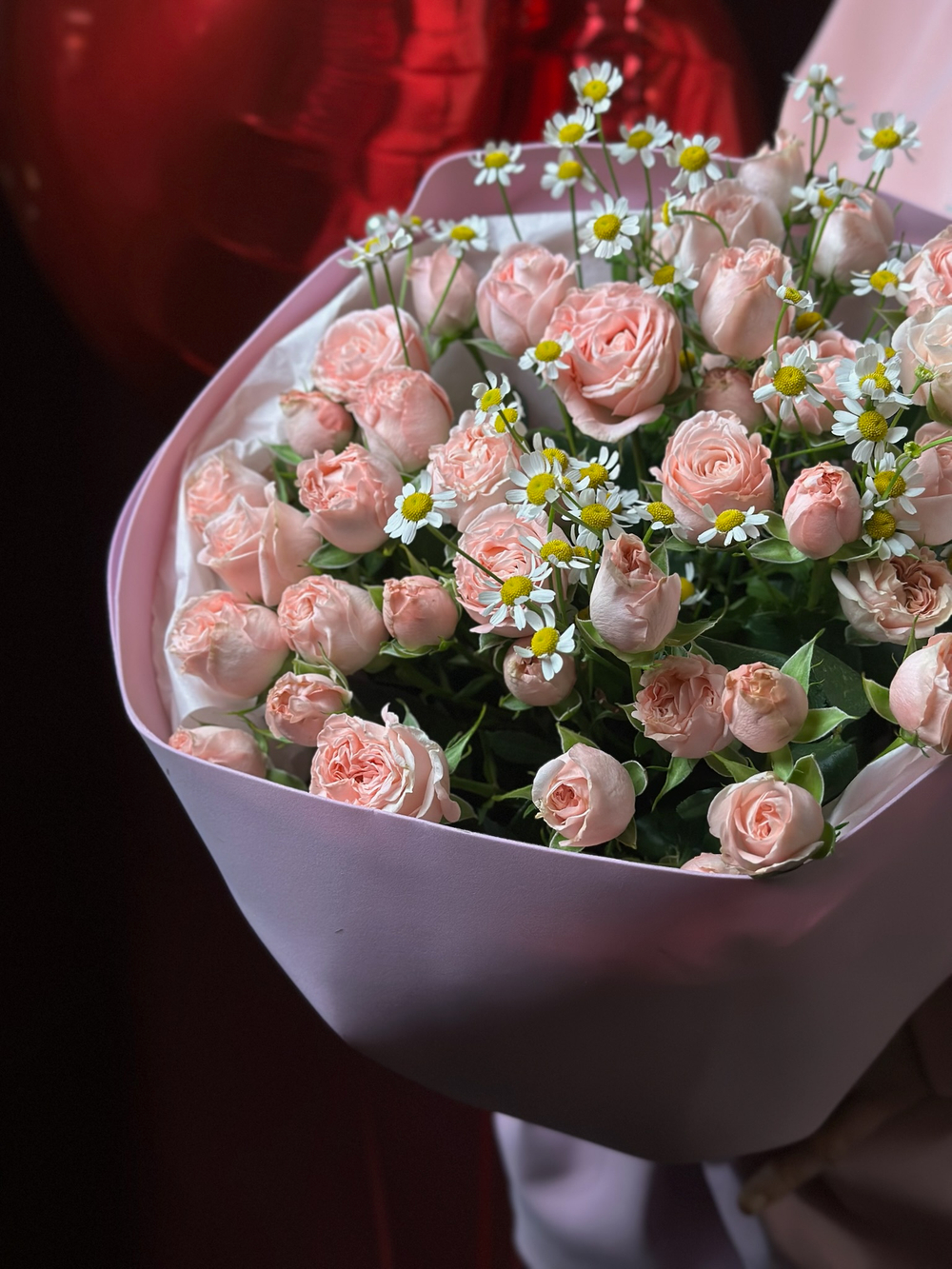 Дуо букет «Ромашки и кустовые розы»