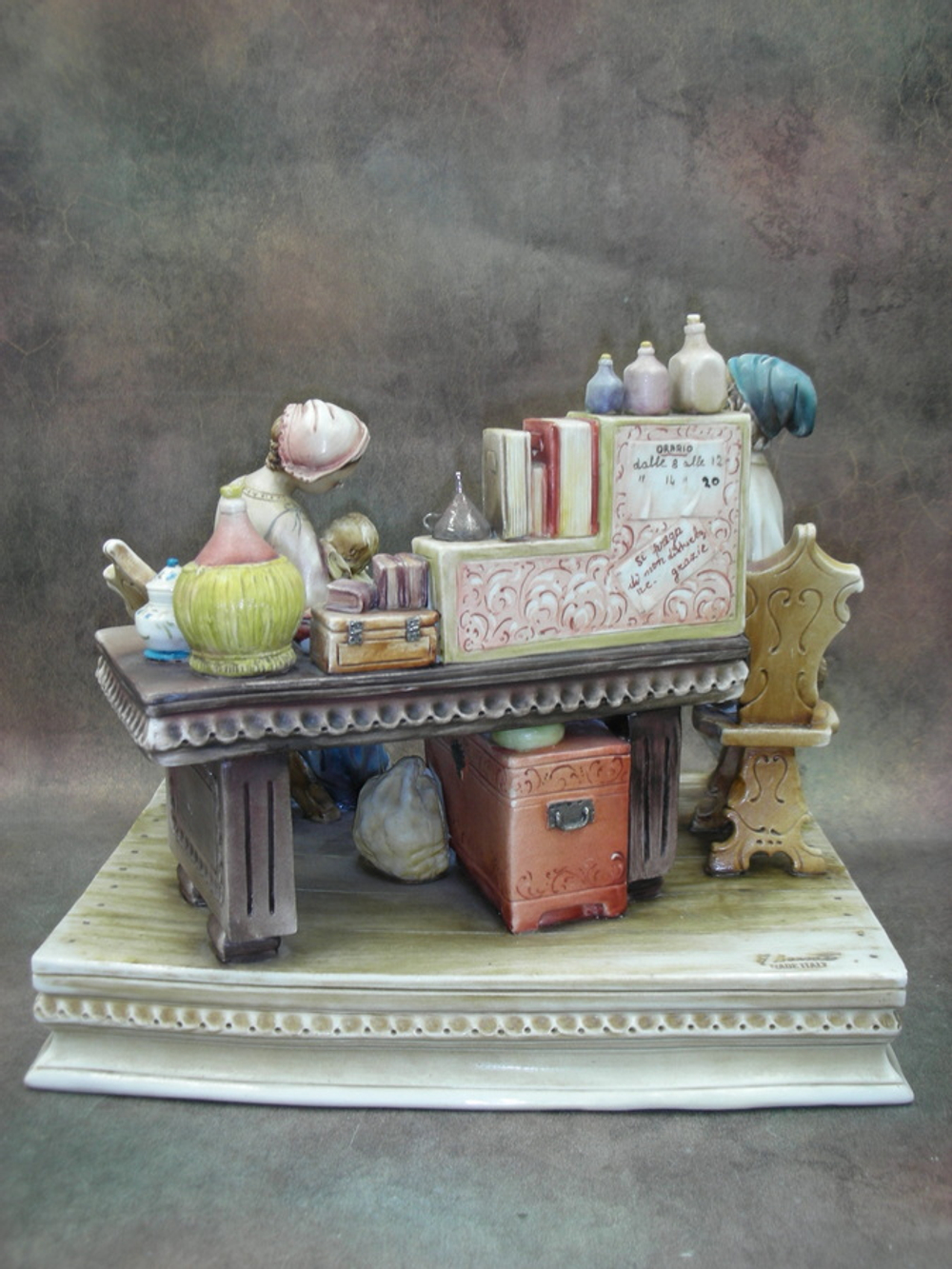 Статуэтка. Фарфор. У лекаря. Capodimonte. Италия