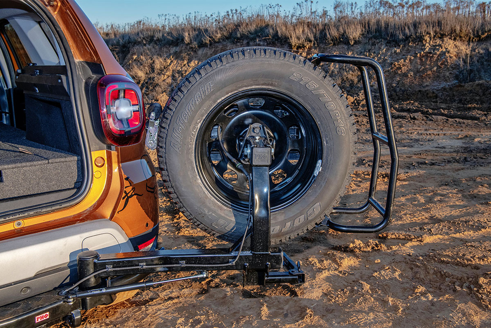 Бампер задний силовой/защита штатного бампера Renault Duster 2021+ c квадратом под фаркоп, калиткой и подсветкой номера РИФ
